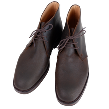 Laden Sie das Bild in den Galerie-Viewer, CROCKETT &amp; JONES Chiltern Dark Brown Rough-Put Suede Exklusiv für Fera
